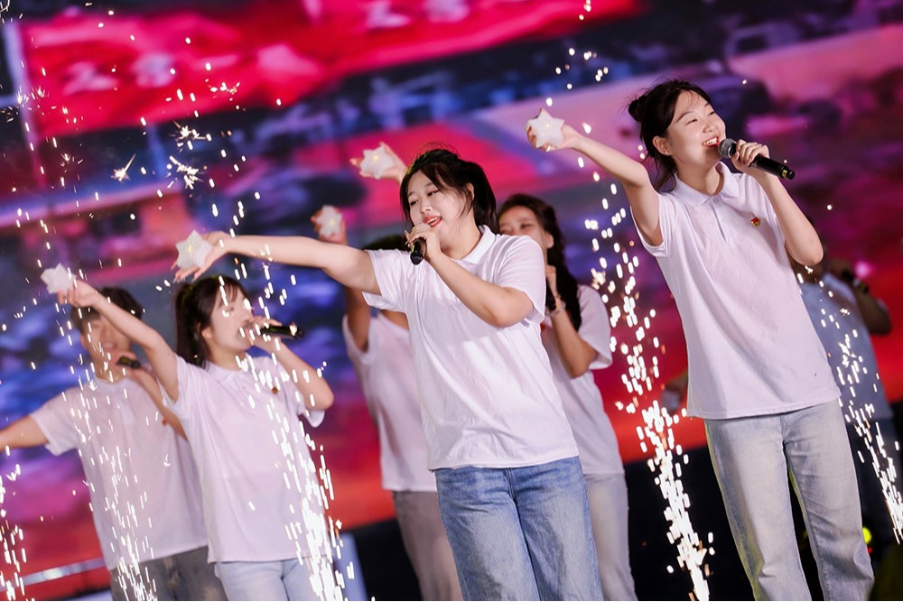 光影为笔，青春成诗！2025级迎新晚会盛大启幕