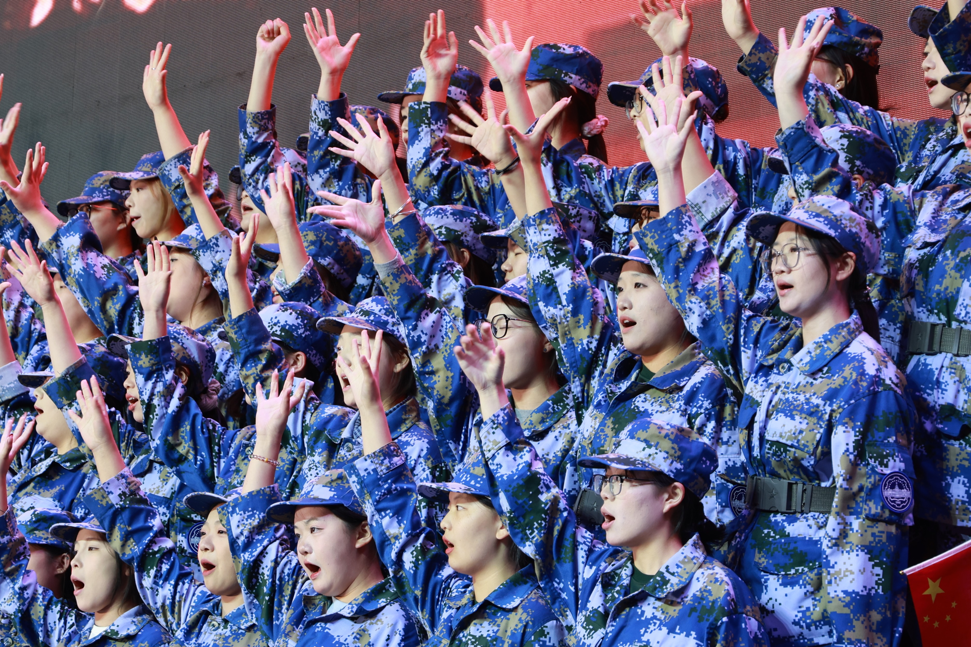 青春与信仰共振！华德夜空下，他们用歌声点亮开学季